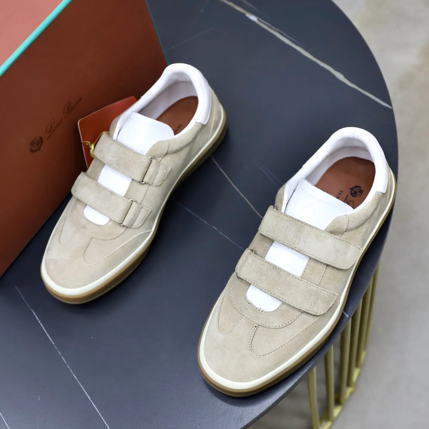 Ex-factory price: 560💰Loro Riana men’s moral training sneakers! Made from high-quality materials and designed in a low-cut silhouette, it offers an elegant and stylish look that's suitable for year-round wear. The unique double-layer sole aesthetic design, caramel cup-shaped outsole is decorated with off-white rubber trim, creating an attractive color combination. Pair with tailored pieces or jeans for a sophisticated yet casual look. The heel is decorated with soft cow leather tongue with Kummel color inserts and cotton laces with embossed LP logo. Upper: cow split suede stitching knitted fabric. Lining: original thickened soft sheepskin. Size: 38-39-40-41-42-43-44 (customized in 45.46)